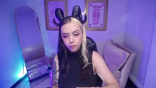 Hela v online show from October 31, 2025, 12:46 pm