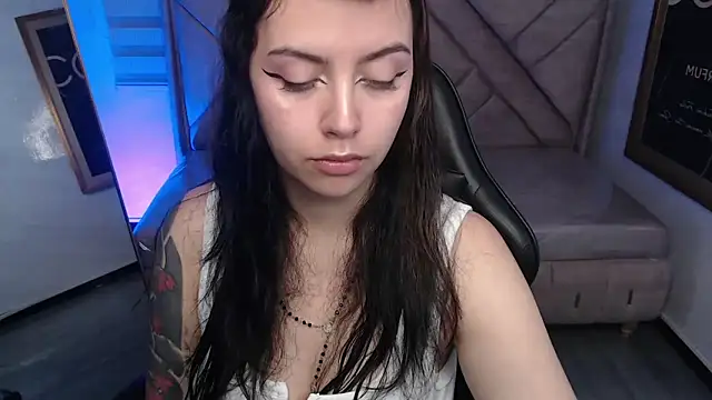 Hela v online show from May 10, 2026, 1:04 pm