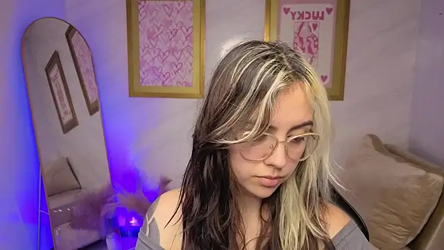 Hela v online show from December 4, 2025, 8:08 pm