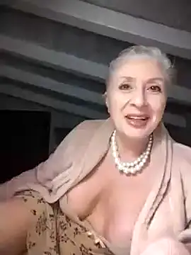 Snapshot of divinaerotica chatting on February 5, 2025, 5:20 pm divinaerotica online show from February 5, 2025, 5:20 pm