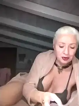 Snapshot of divinaerotica chatting on March 13, 2025, 8:11 pm divinaerotica online show from March 13, 2025, 8:11 pm