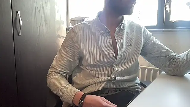 Snapshot of bullyboyy chatting on February 17, 2025, 8:41 am bullyboyy online show from February 17, 2025, 8:41 am