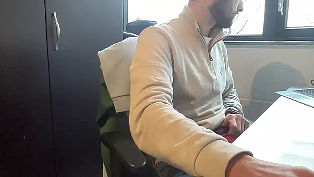 Snapshot of bullyboyy chatting on January 28, 2025, 2:42 pm bullyboyy online show from January 28, 2025, 2:42 pm