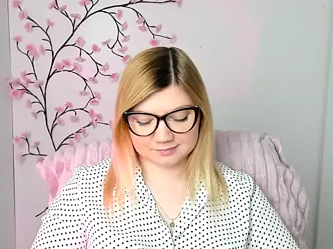 Snapshot of Lola_moree chatting on February 1, 2026, 12:47 pm Lola moree online show from February 1, 2026, 12:47 pm