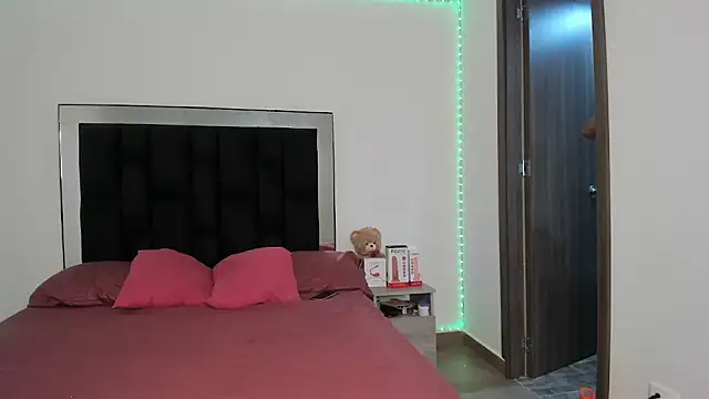 victoriacolin online show from March 5, 2025, 12:11 pm