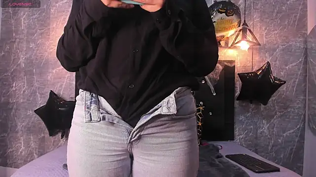 Snapshot of emberhodson chatting on October 18, 2025, 12:29 pm emberhodson online show from October 18, 2025, 12:29 pm