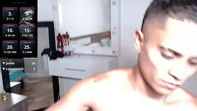 Liiamthompson online show from April 7, 2026, 10:00 pm