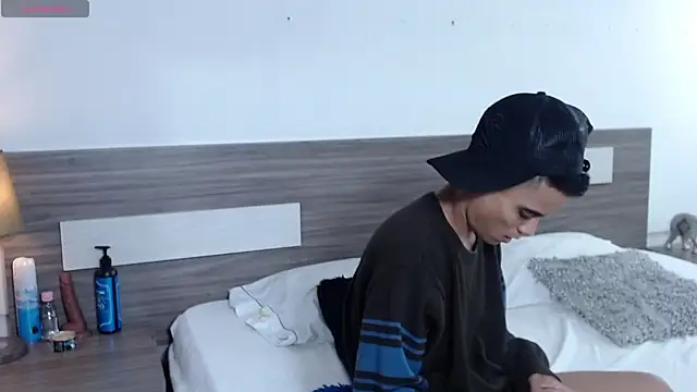 Liiamthompson online show from December 1, 2025, 10:32 pm