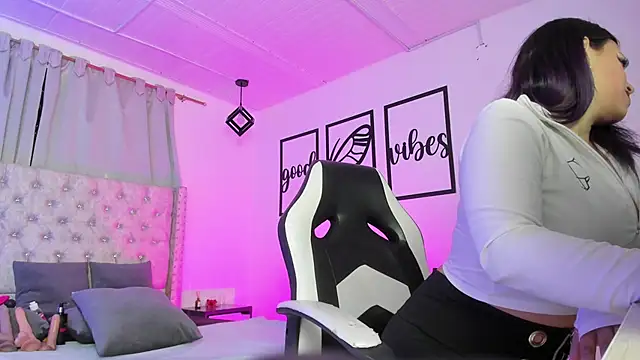 nicolee millerr online show from April 18, 2026, 12:29 pm