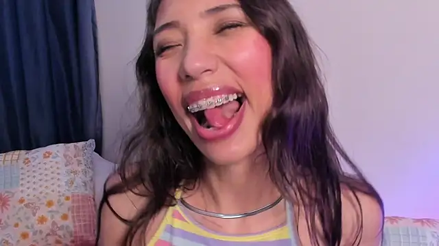 Miss veronicaa2 online show from November 12, 2025, 1:59 pm