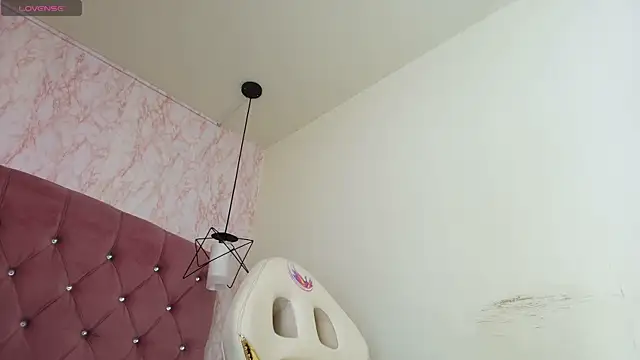 Raichell  online show from October 28, 2025, 4:02 am