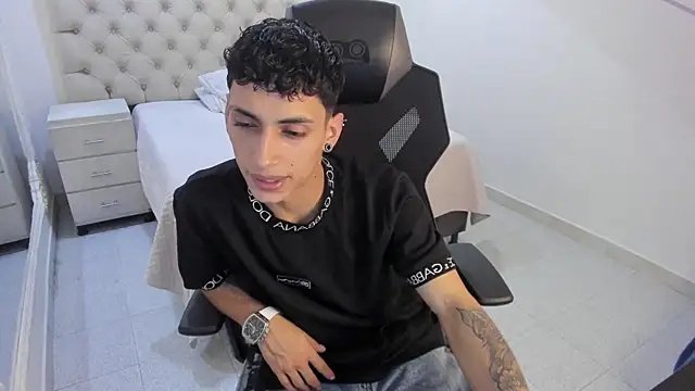 JhoanLeandro online show from January 6, 2026, 5:44 am