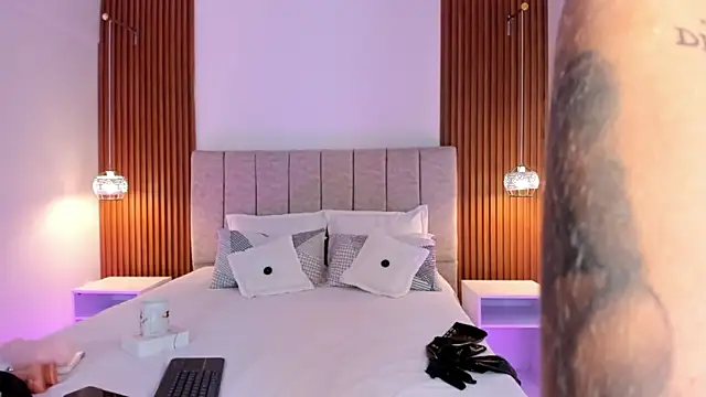 khloe-sweet online show from December 2, 2025, 1:46 pm