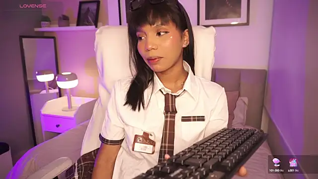 Snapshot of Gigi_Strawberry chatting on October 17, 2025, 5:11 am Gigi Strawberry online show from October 17, 2025, 5:11 am