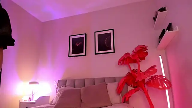 Gigi Strawberry online show from March 25, 2026, 5:07 am