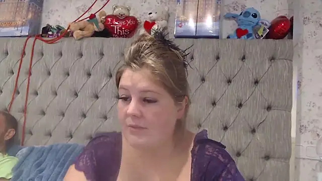 Snapshot of Lars-Lola chatting on November 12, 2025, 11:14 am Lars-Lola online show from November 12, 2025, 11:14 am