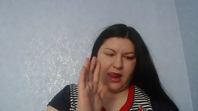 KiraSwee online show from January 13, 2026, 7:45 am