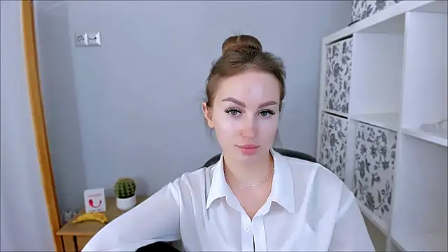 DonnaCam online show from November 12, 2025, 4:33 pm