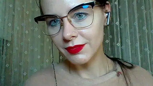 Snapshot of LuminousLady chatting on March 20, 2025, 12:40 am LuminousLady online show from March 20, 2025, 12:40 am