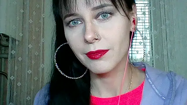 Snapshot of LuminousLady chatting on October 10, 2025, 1:34 pm LuminousLady online show from October 10, 2025, 1:34 pm