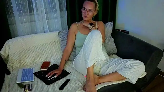 SweetAnia  online show from May 9, 2026, 8:01 pm