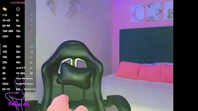 SallyWhitee online show from December 19, 2025, 4:49 am