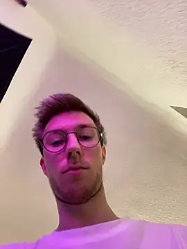 ItsMeLumisch online show from February 13, 2026, 3:50 am