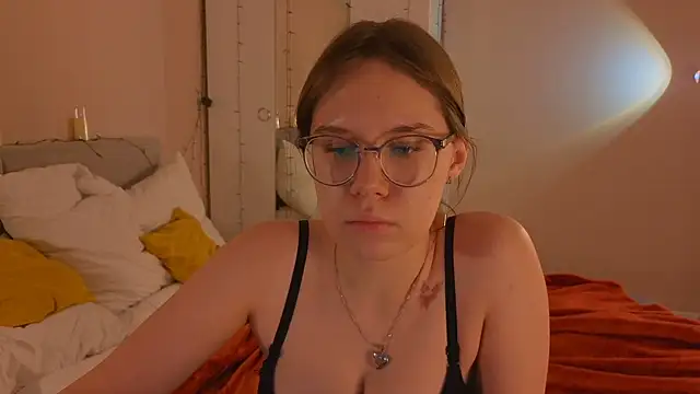 Mia Luw online show from December 14, 2025, 10:10 am