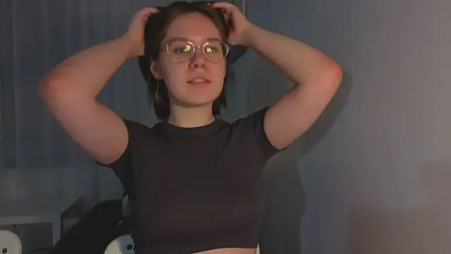 Mia Luw online show from March 29, 2026, 3:24 pm