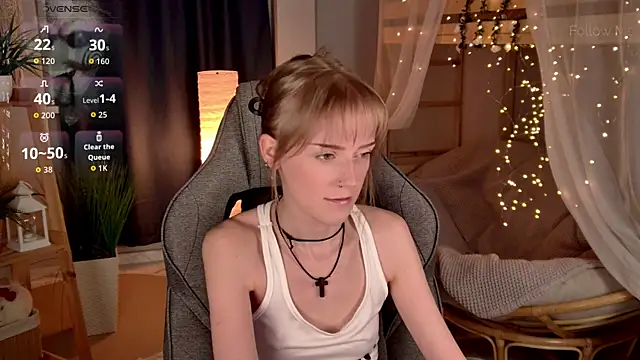 Snapshot of KiraMontoya chatting on May 6, 2026, 11:42 pm KiraMontoya online show from May 6, 2026, 11:42 pm