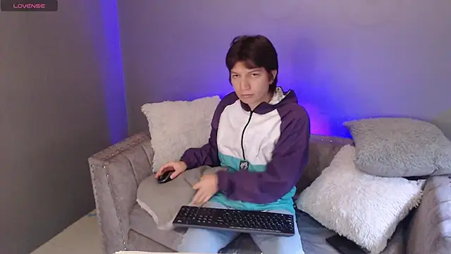 Snapshot of Golden-Boyy chatting on February 14, 2025, 12:03 pm Golden-Boyy online show from February 14, 2025, 12:03 pm