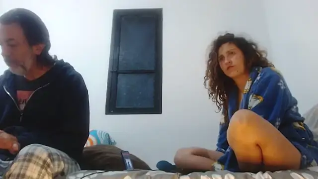 jeans and emma online show from September 24, 2025, 11:50 am