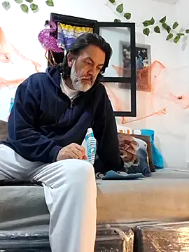 jeans and emma online show from October 26, 2025, 3:18 am