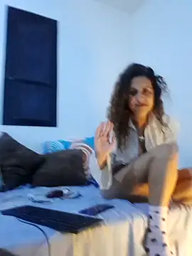 jeans and emma online show from September 21, 2025, 3:22 am