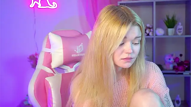 AdeleCartier online show from March 22, 2025, 8:40 am