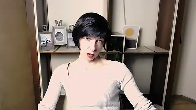  AngeliaFlow  online show from December 17, 2025, 6:51 am