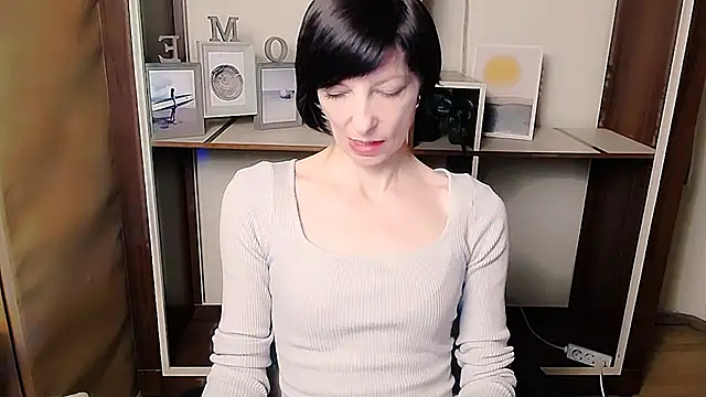  AngeliaFlow  online show from January 9, 2026, 10:44 am