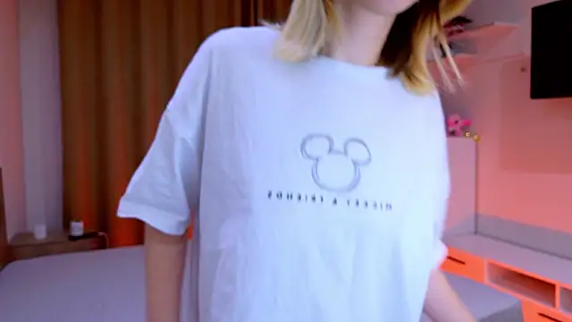 Snapshot of Bella_amory chatting on November 18, 2025, 2:53 pm Bella amory online show from November 18, 2025, 2:53 pm