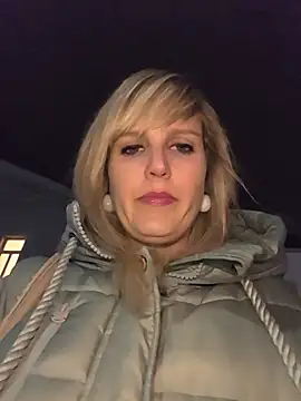 Snapshot of Sexybiene969 chatting on December 19, 2025, 4:09 pm Sexybiene969 online show from December 19, 2025, 4:09 pm