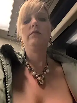 Snapshot of Sexybiene969 chatting on December 5, 2025, 3:32 pm Sexybiene969 online show from December 5, 2025, 3:32 pm