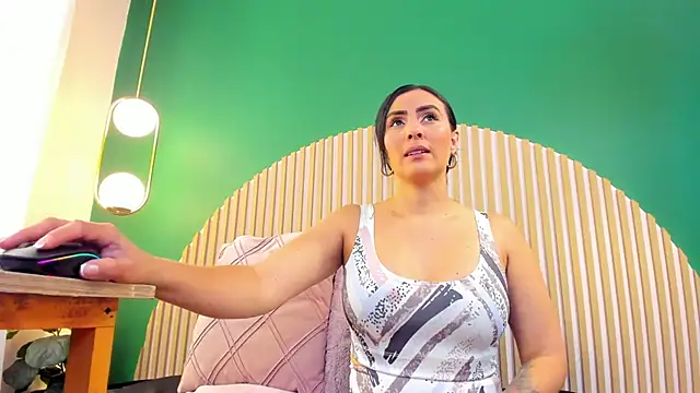 scarlet edwars online show from February 12, 2026, 6:18 pm