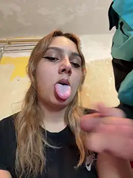 hotamanda01 online show from April 16, 2026, 9:39 pm