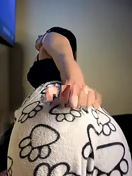 Laura-Khalifa online show from December 5, 2025, 5:39 am