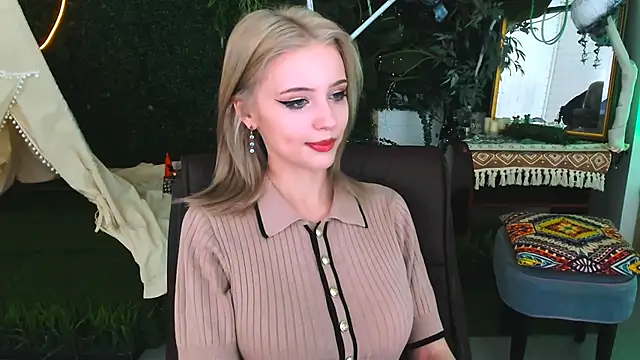 LeonaStane online show from December 3, 2025, 5:56 pm