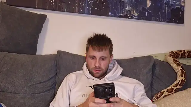 ademandjulia online show from November 7, 2025, 4:55 pm