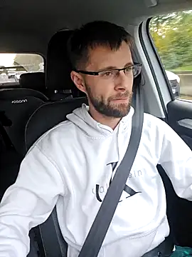 ademandjulia online show from October 28, 2025, 3:33 pm