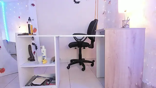 Emylyjonhs online show from October 21, 2025, 8:19 pm