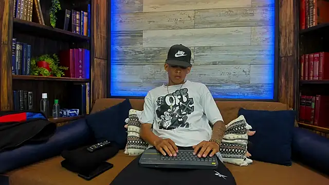 Snapshot of AndrewStiff chatting on February 18, 2025, 3:42 am AndrewStiff online show from February 18, 2025, 3:42 am