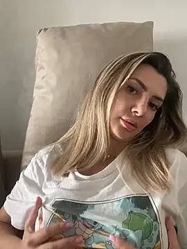 bambidolll online show from February 15, 2025, 11:28 am