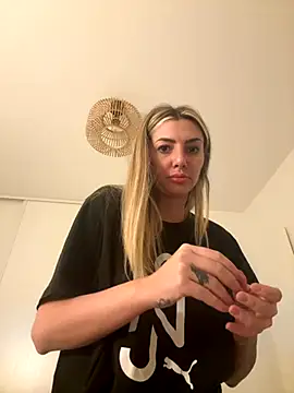 bambidolll online show from October 21, 2025, 5:56 pm